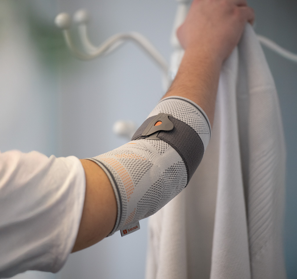 Mann mit einer Ellenbogenbandage